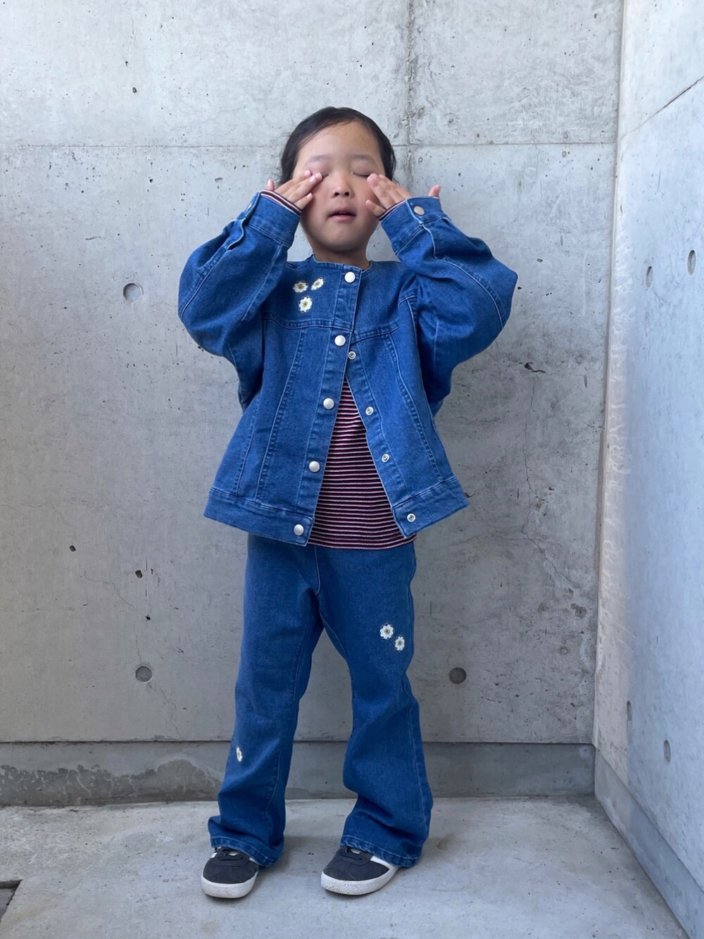 ブルー系のデニムパンツ、レッド系のTシャツ/カットソー、ブルー系のデニムジャケットを着用したキッズの秋コーディネートの3枚目の写真