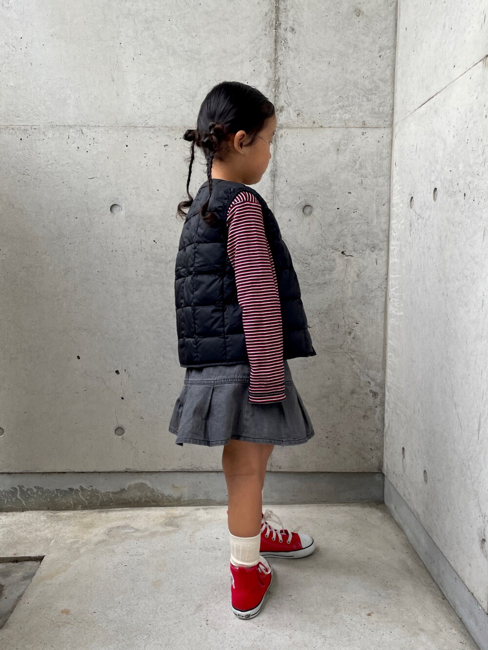 「キッズコーデ、ダウンベスト、ベスト、シンプルコーデ、差し色コーデ、スニーカー、キュロット、女の子、ボーダー、ヘアアレンジ」｜「MILLERの【別注】＜Robert P. Miller＞ TJ ロングスリーブ Tシャツ / キッズ  100cm-130cm（Tシャツ/カットソー、レッド系）」を使った、ioooさん（キッズ・110cm）の秋コーディネートの4枚目の写真