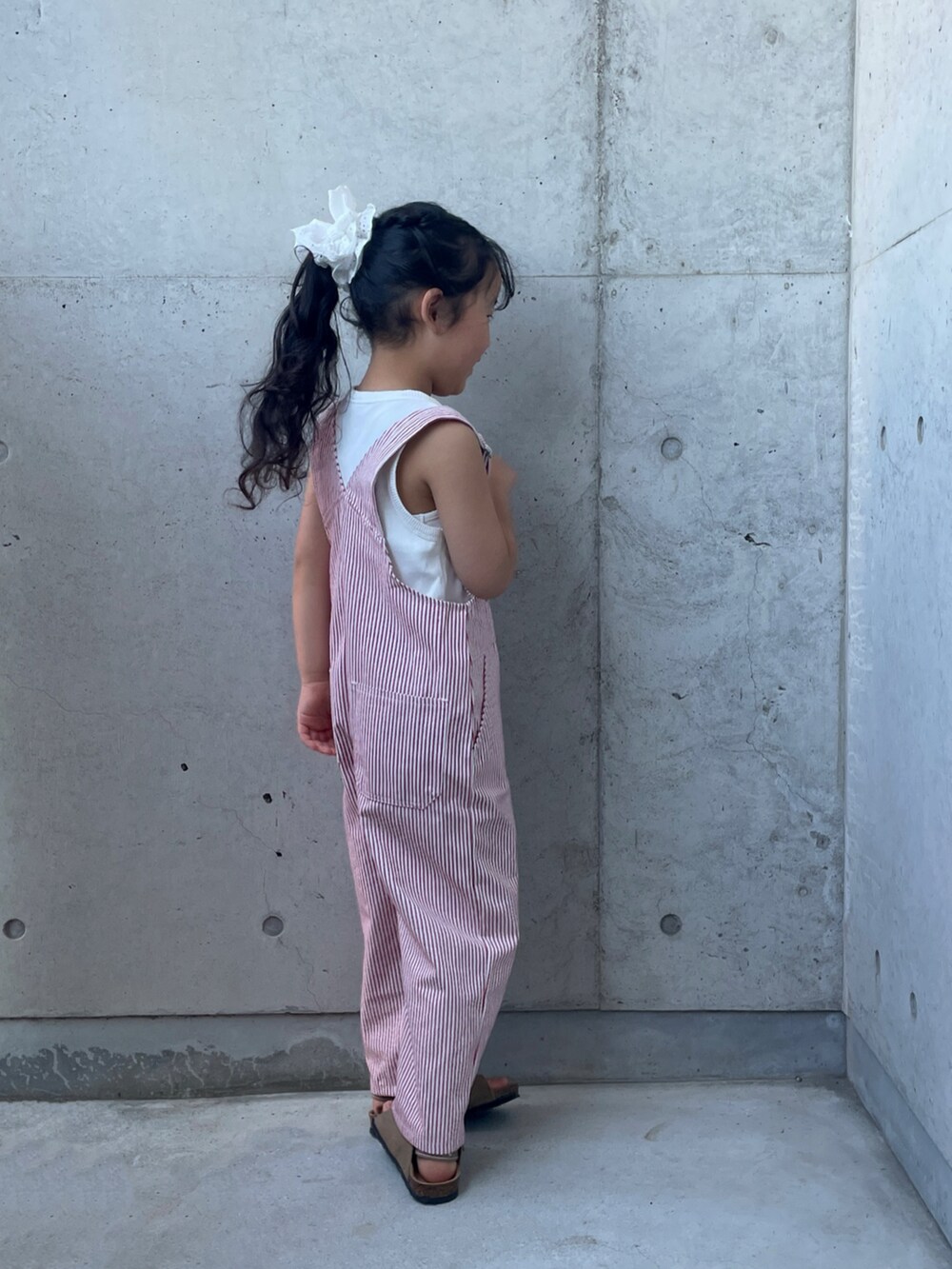 ホワイト系のシャツ/ブラウス、レッド系のオールインワン・サロペット、ホワイト系のバックパック/リュックを着用したキッズの秋コーディネートの4枚目の写真