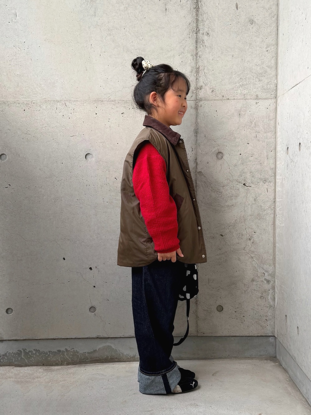ブラック系のスニーカー、ブラック系のショルダーバッグ、グリーン系のブルゾンを着用したキッズの秋コーディネートの4枚目の写真