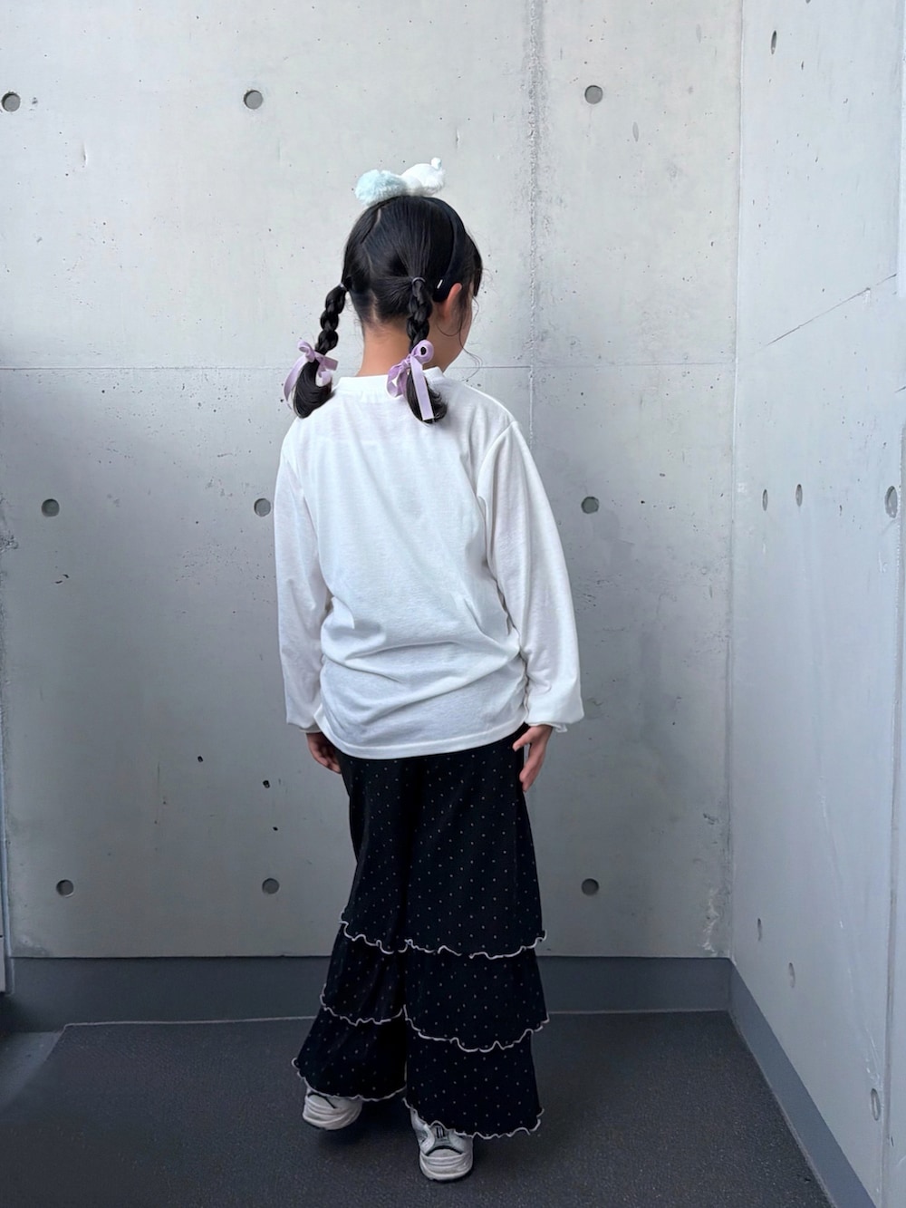 ホワイト系のスニーカー、ブラック系のその他パンツ、ホワイト系のTシャツ/カットソーを着用したキッズの秋コーディネートの4枚目の写真