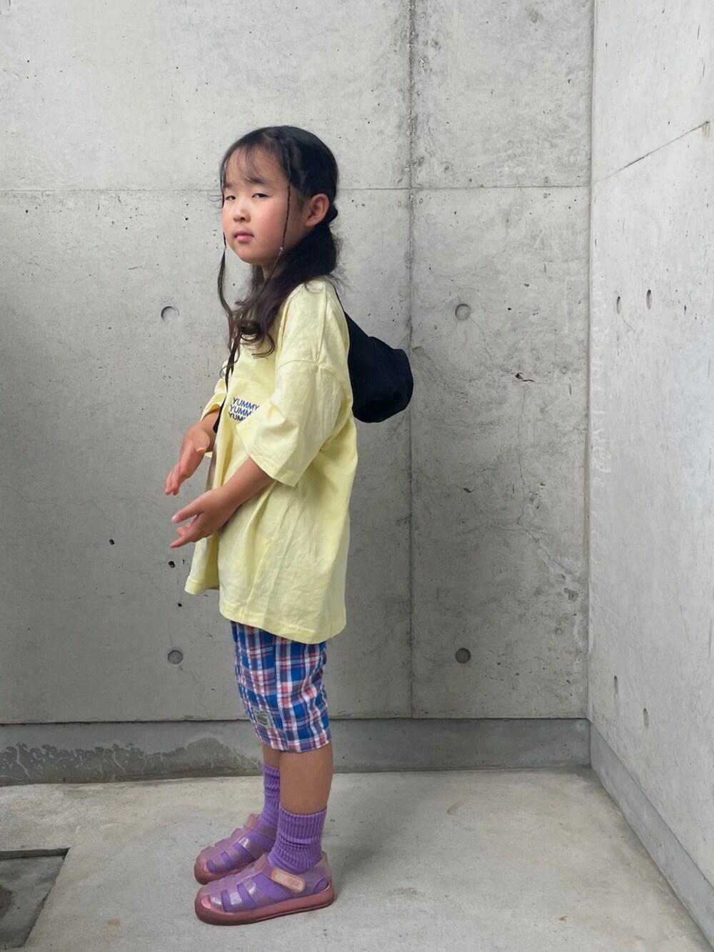 ブルー系のその他パンツ、イエロー系のTシャツ/カットソー、その他のサンダルを着用したキッズの夏コーディネートの3枚目の写真