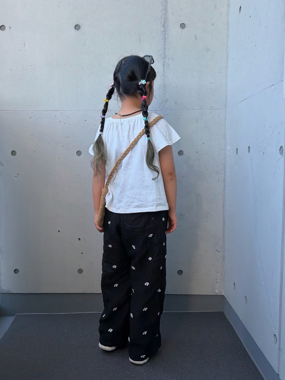 ブラック系のその他パンツ、ベージュ系のショルダーバッグ、シルバー系のスニーカーを着用したキッズの夏コーディネートの4枚目の写真