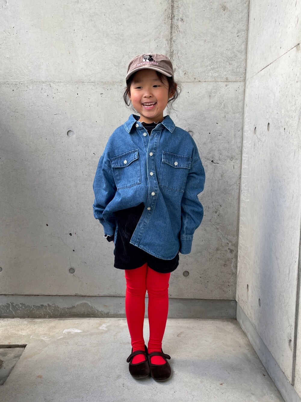 ブラウン系のバレエシューズ、ブルー系のシャツ/ブラウス、ブラック系のその他パンツを着用したキッズの秋コーディネートの2枚目の写真