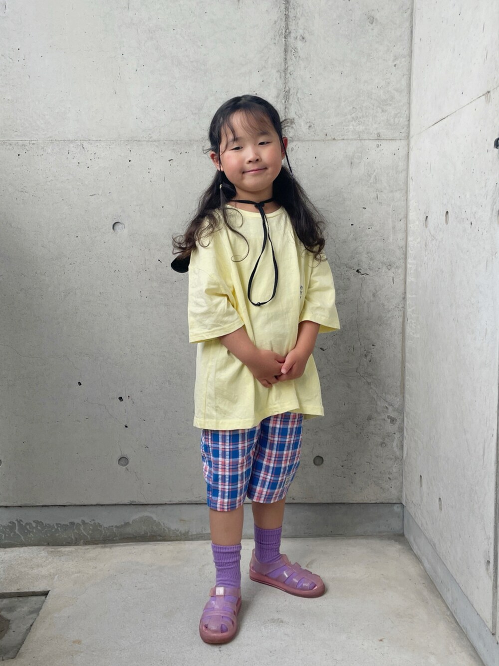 ブルー系のその他パンツ、イエロー系のTシャツ/カットソー、その他のサンダルを着用したキッズの夏コーディネートの2枚目の写真
