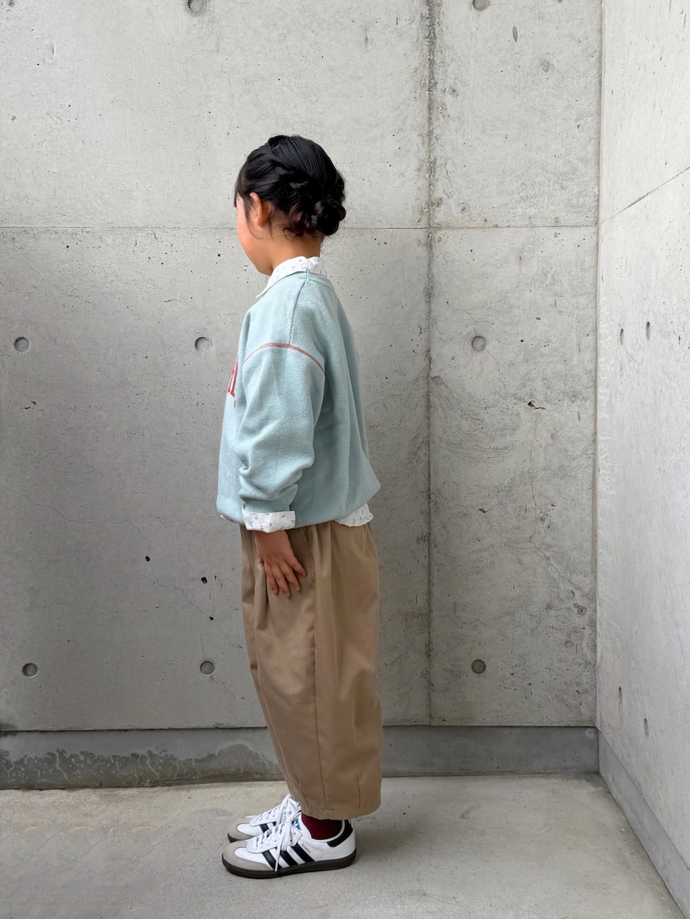 グリーン系のニット/セーター、ホワイト系のシャツ/ブラウス、イエロー系のその他パンツを着用したキッズの冬コーディネートの5枚目の写真