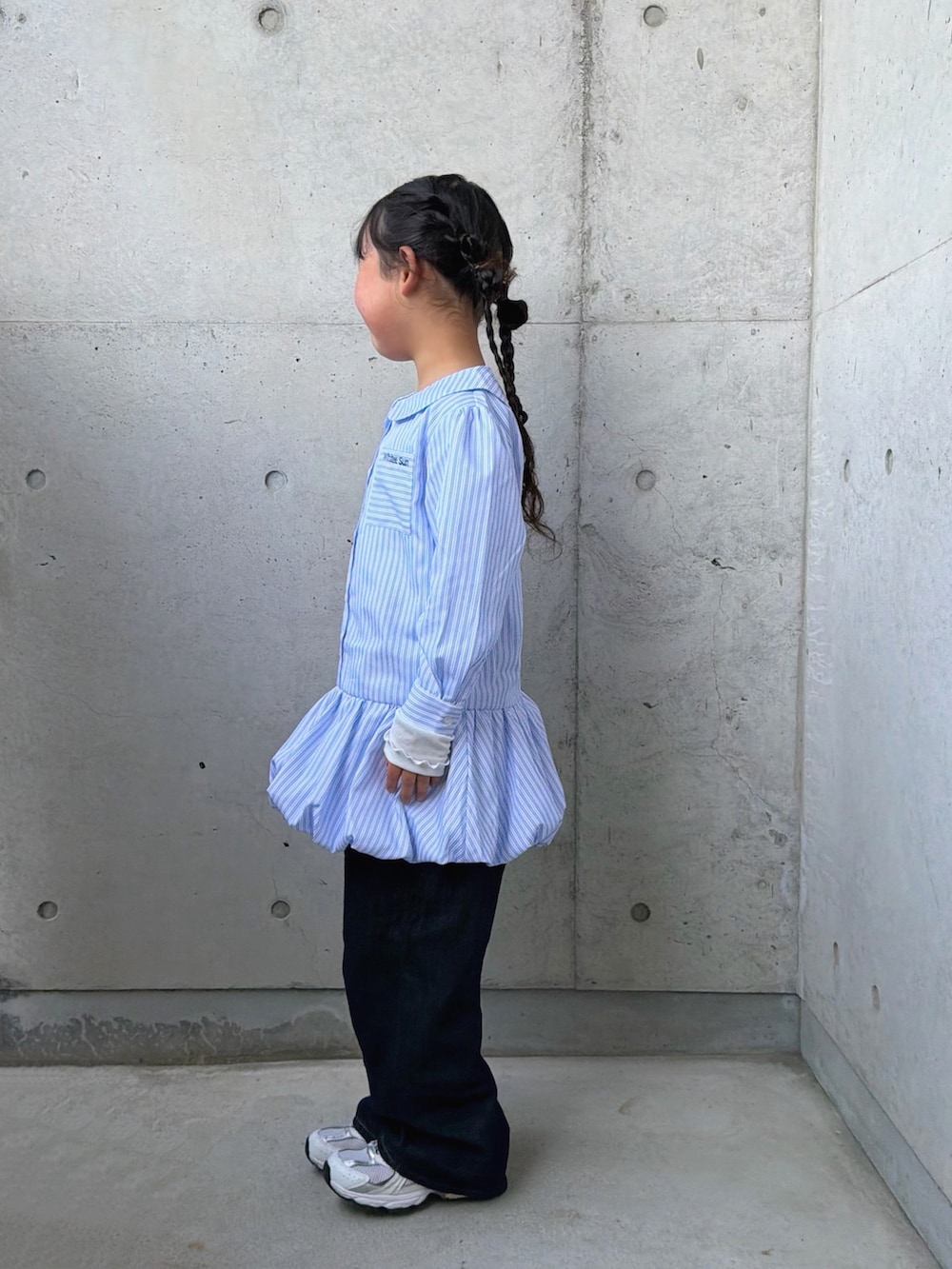 ブルー系のシャツ/ブラウス、ホワイト系のTシャツ/カットソー、ブルー系のデニムパンツを着用したキッズの春コーディネートの5枚目の写真
