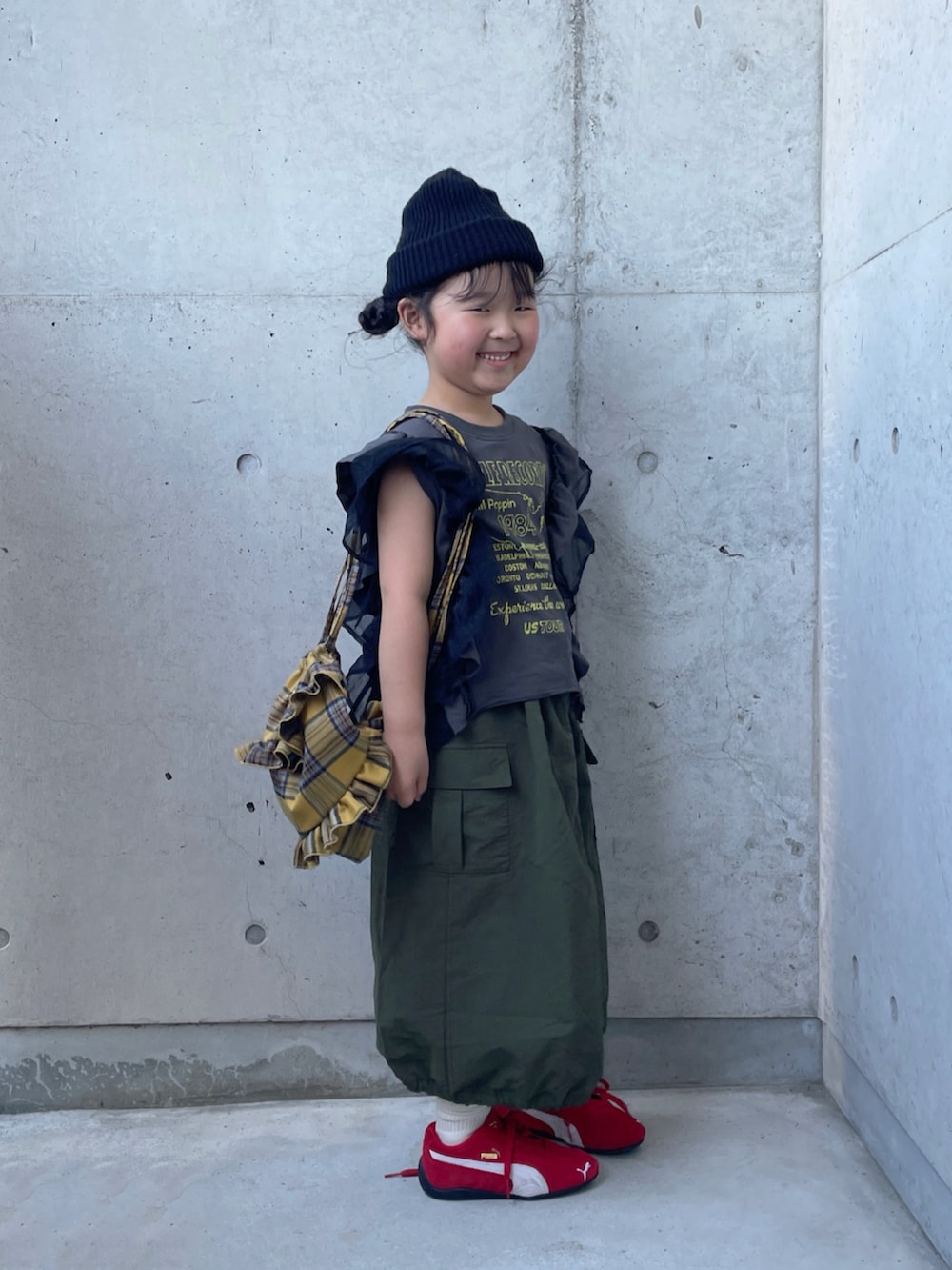 グレー系のTシャツ/カットソー、イエロー系のバックパック/リュック、レッド系のスニーカーを着用したキッズの秋コーディネートの2枚目の写真