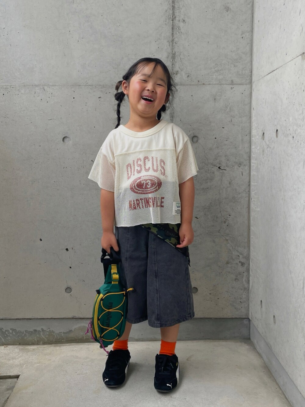 ホワイト系のTシャツ/カットソー、ブラック系のデニムパンツ、ブラック系のスニーカーを着用したキッズの夏コーディネートの3枚目の写真