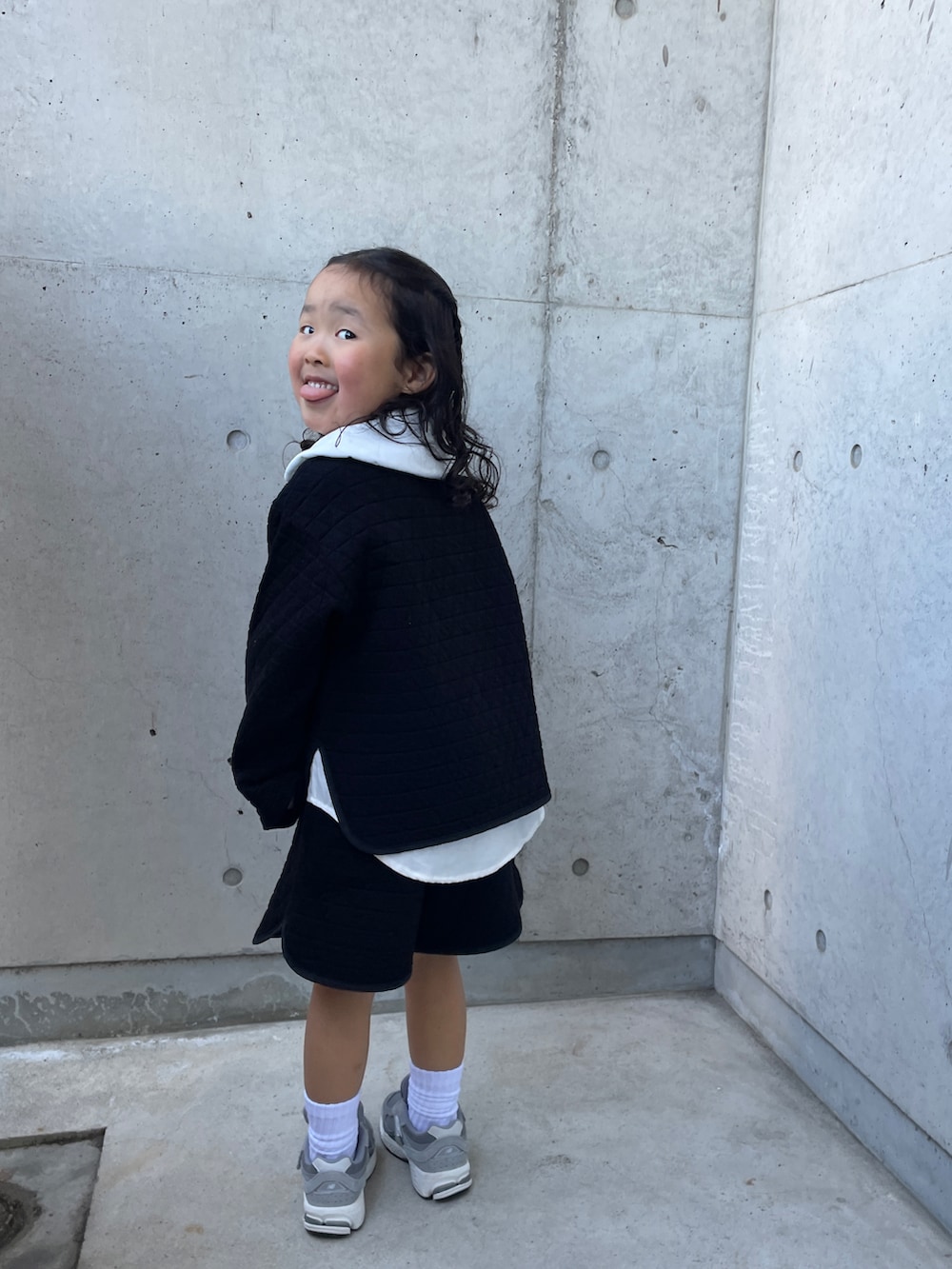 ホワイト系のシャツ/ブラウス、ブラック系のカーディガン/ボレロ、ブラック系のその他パンツを着用したキッズの春コーディネートの3枚目の写真