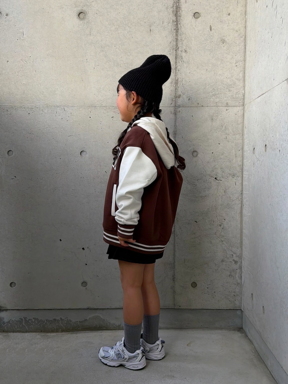 ホワイト系のスニーカー、ホワイト系のパーカー、ブラウン系のジャケット/アウターを着用したキッズの冬コーディネートの2枚目の写真