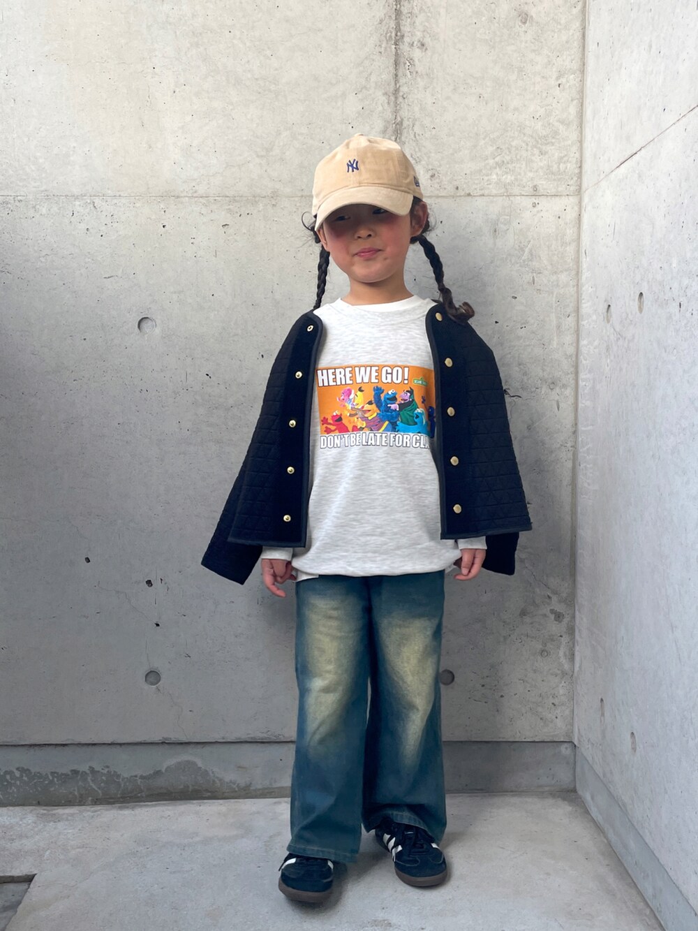 ホワイト系のTシャツ/カットソー、グレー系のスウェット、ブラック系のカーディガン/ボレロを着用したキッズの冬コーディネートの4枚目の写真