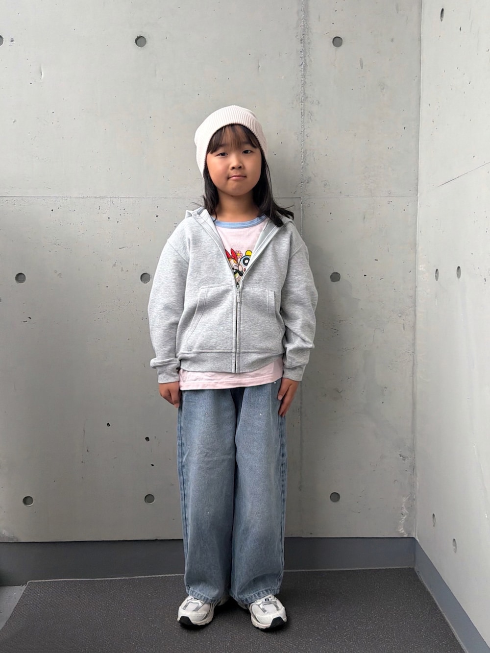 ホワイト系のスニーカー、ブルー系のデニムパンツ、ピンク系のTシャツ/カットソーを着用したキッズの秋コーディネートの5枚目の写真