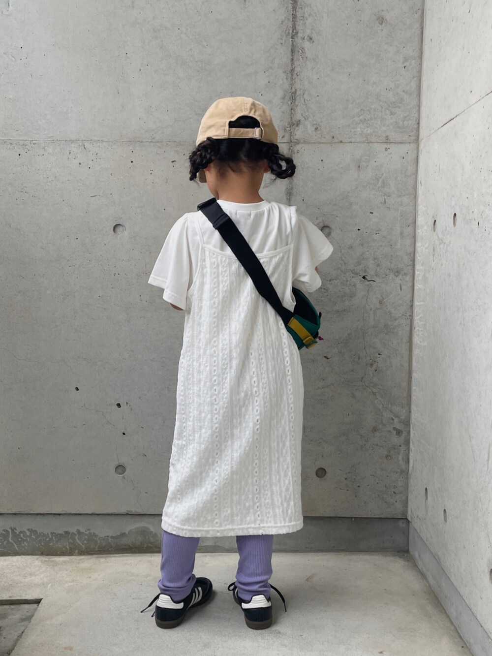 パープル系のその他パンツ、ホワイト系のワンピース、ブラック系のシューズを着用したキッズの夏コーディネートの4枚目の写真