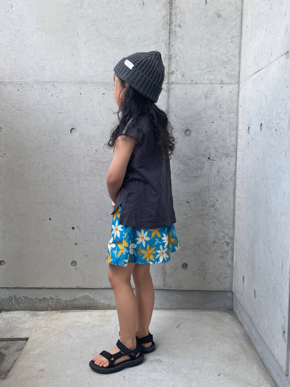 ブラック系のサンダル、ブルー系のその他パンツ、グレー系のニットキャップ/ビーニーを着用したキッズの春コーディネートの2枚目の写真