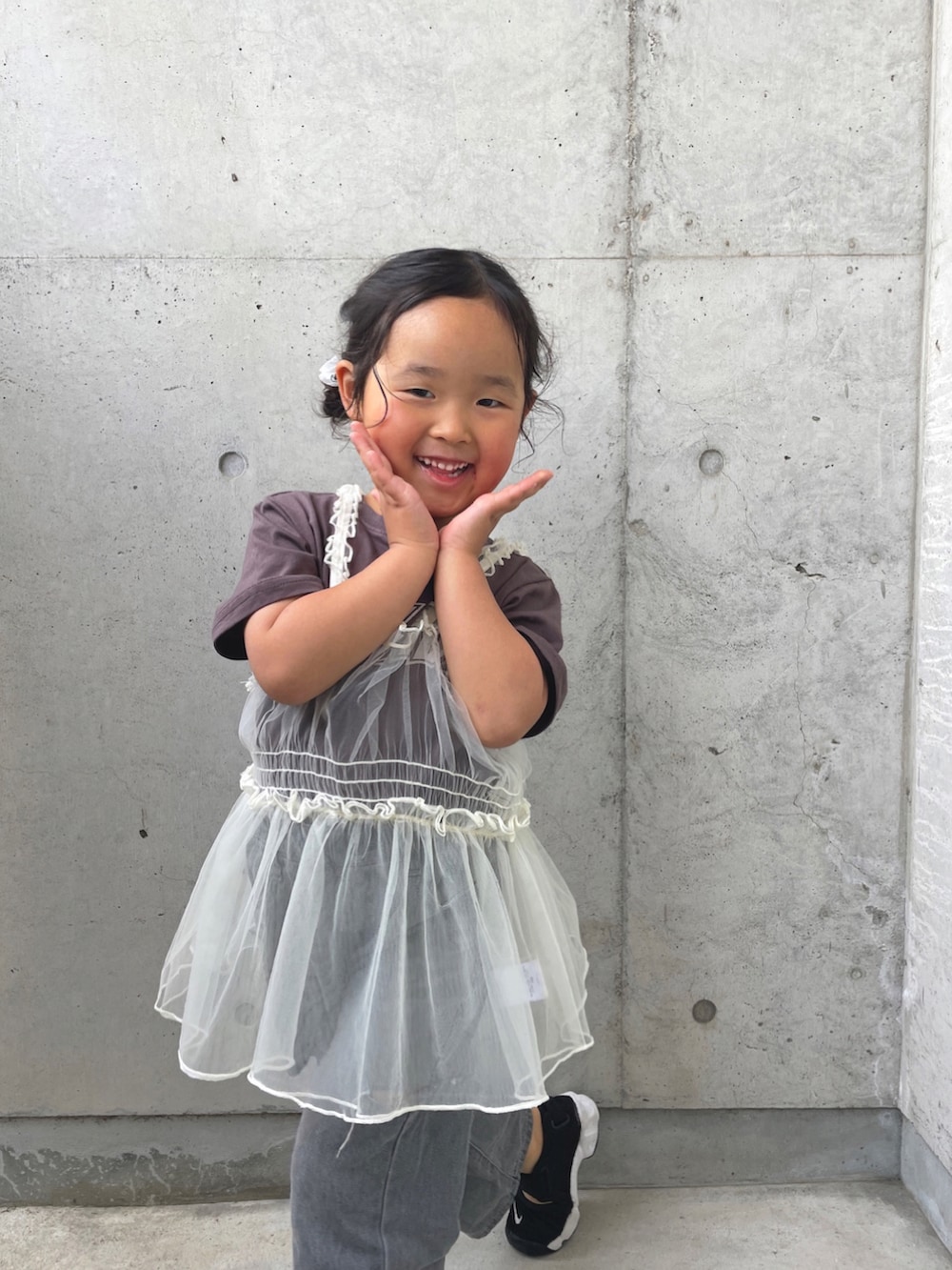 ブラック系のTシャツ/カットソー、グレー系のデニムパンツ、ブラック系のスニーカーを着用したキッズの春コーディネートの4枚目の写真