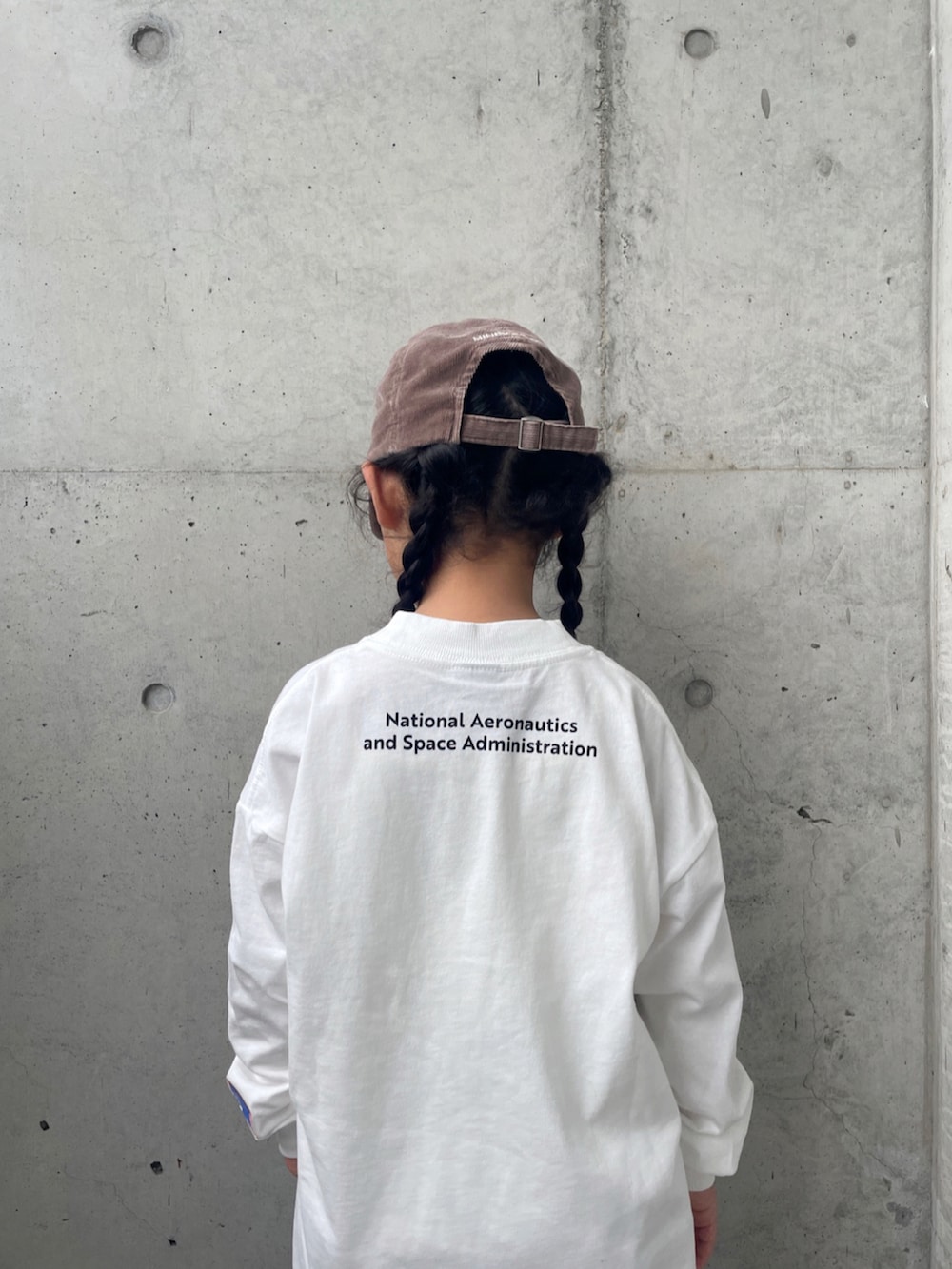 ホワイト系のTシャツ/カットソー、ブラック系のスニーカー、ブラウン系のその他パンツを着用したキッズの秋コーディネートの5枚目の写真