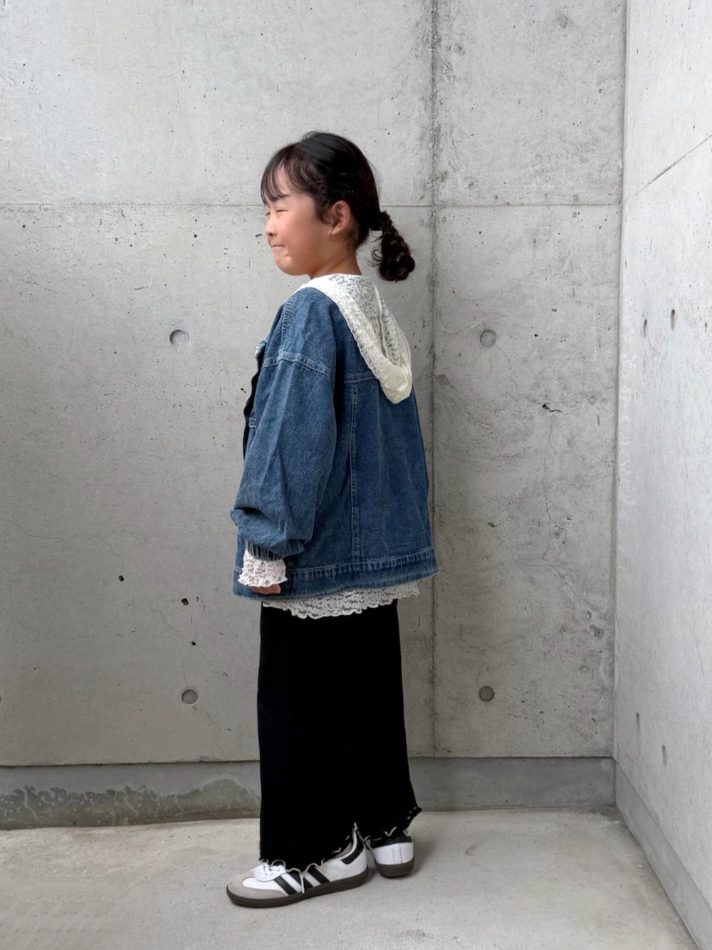 ホワイト系のTシャツ/カットソー、ブラック系のスウェットパンツ、ホワイト系のスニーカーを着用したキッズの秋コーディネートの5枚目の写真