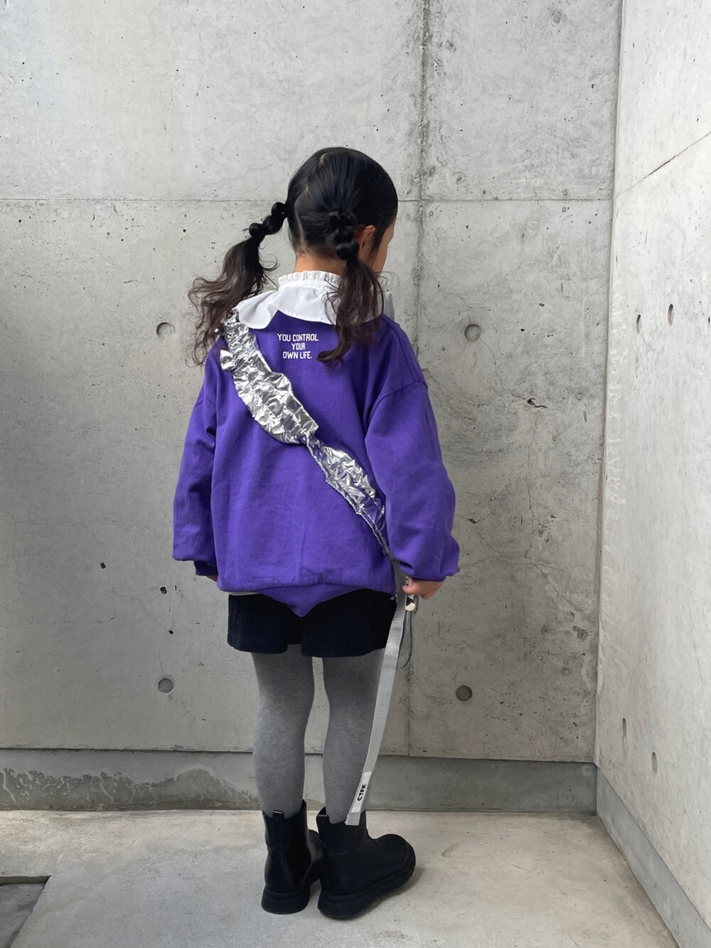 シルバー系のショルダーバッグ、パープル系のTシャツ/カットソー、ホワイト系のシャツ/ブラウスを着用したキッズの冬コーディネートの4枚目の写真