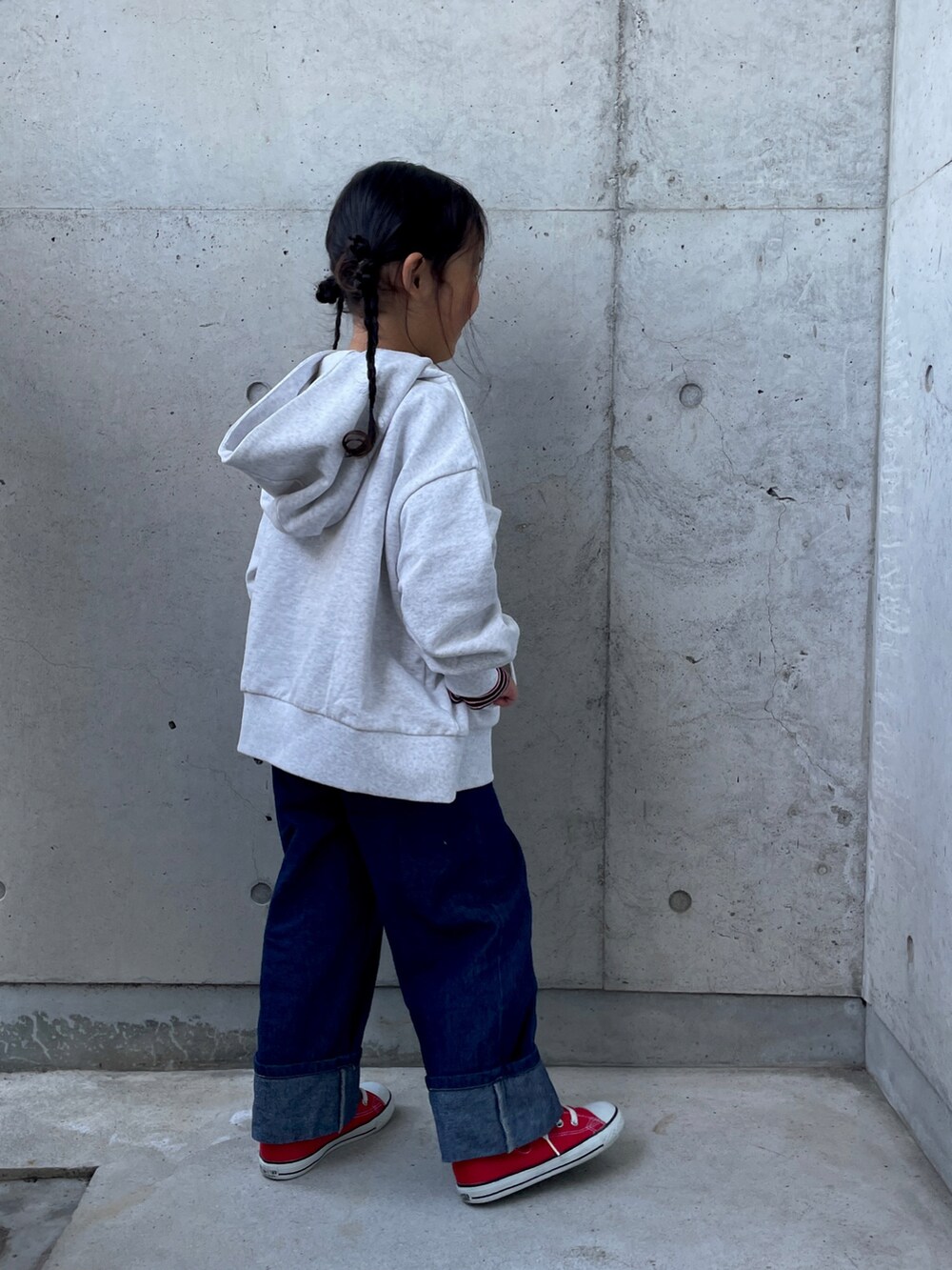 グレー系のスウェット、ブルー系のパンツ、レッド系のTシャツ/カットソーを着用したキッズの秋コーディネートの2枚目の写真