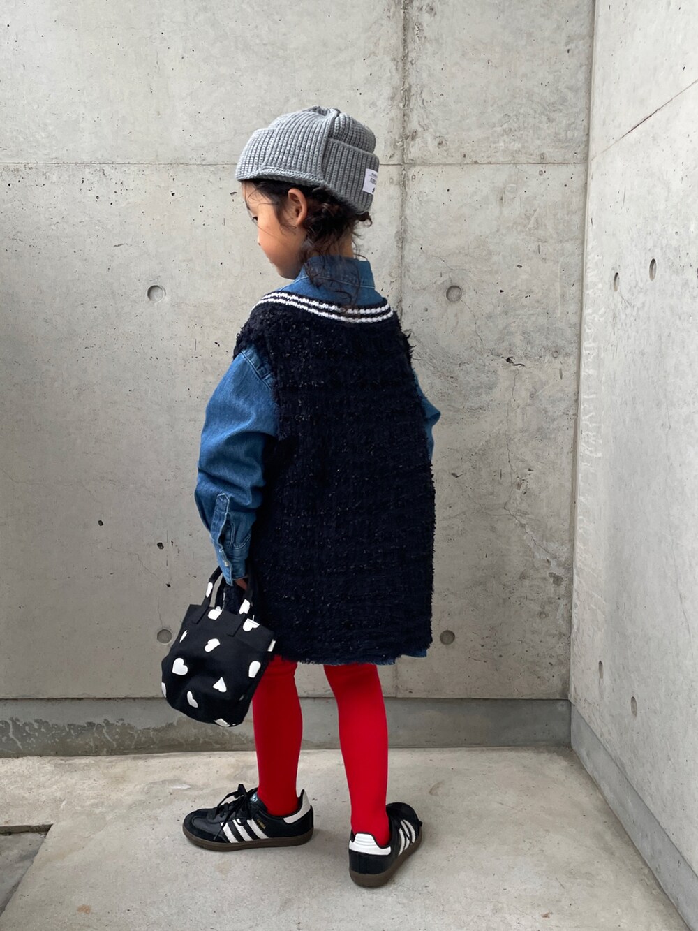 ブルー系のシャツ/ブラウス、ホワイト系のTシャツ/カットソー、ブラック系のショルダーバッグを着用したキッズの秋コーディネートの3枚目の写真