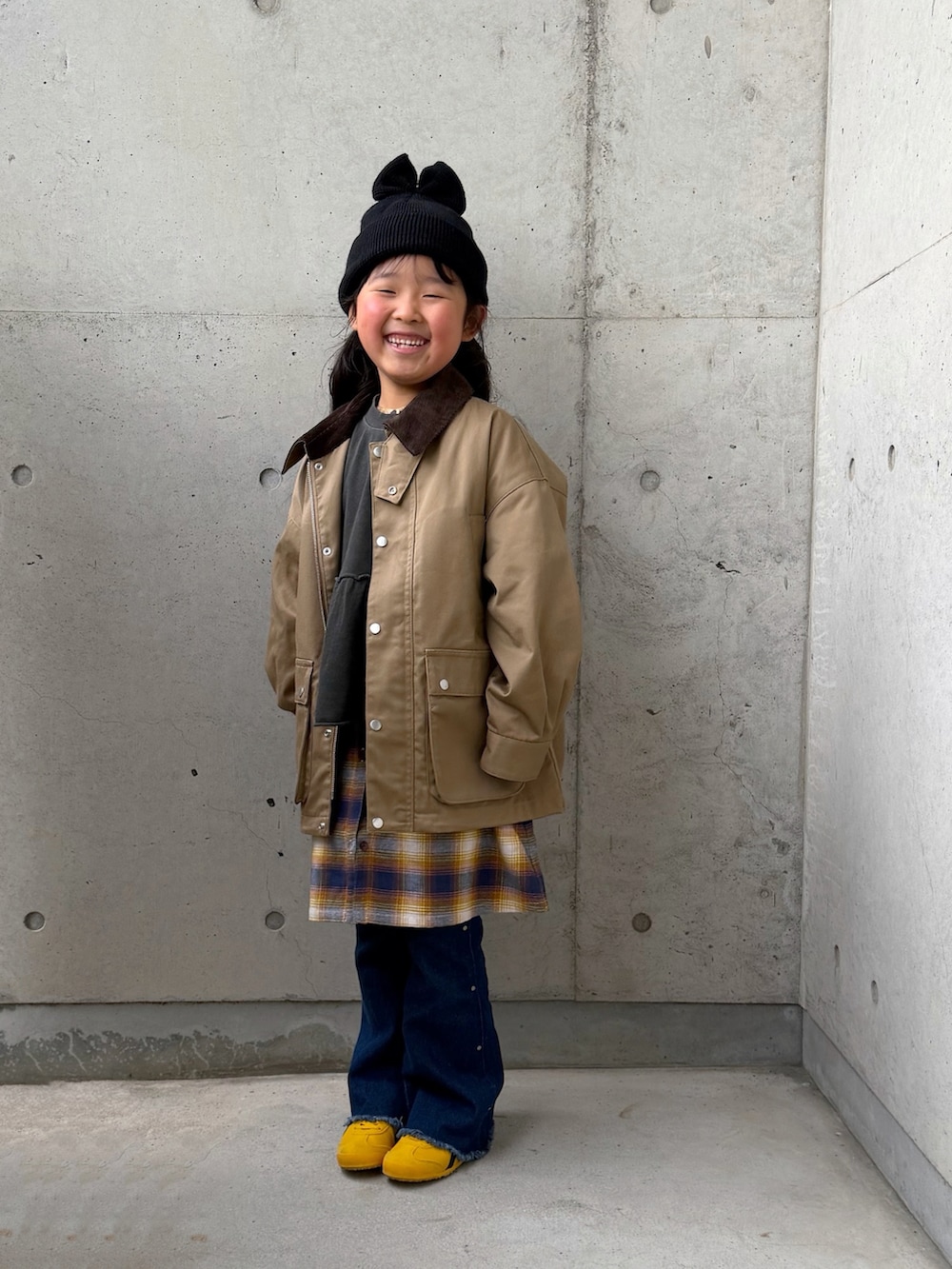 グレー系のTシャツ/カットソー、ベージュ系のミリタリージャケット、ブルー系のデニムパンツを着用したキッズの秋コーディネートの5枚目の写真