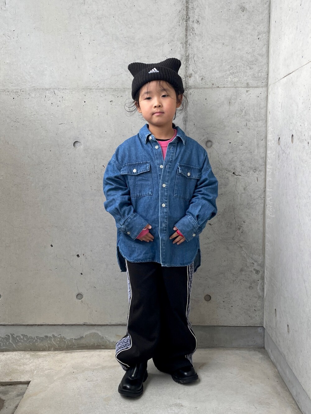 ブラック系のパンツ、ピンク系のニット/セーター、ブルー系のシャツ/ブラウスを着用したキッズの冬コーディネートの4枚目の写真