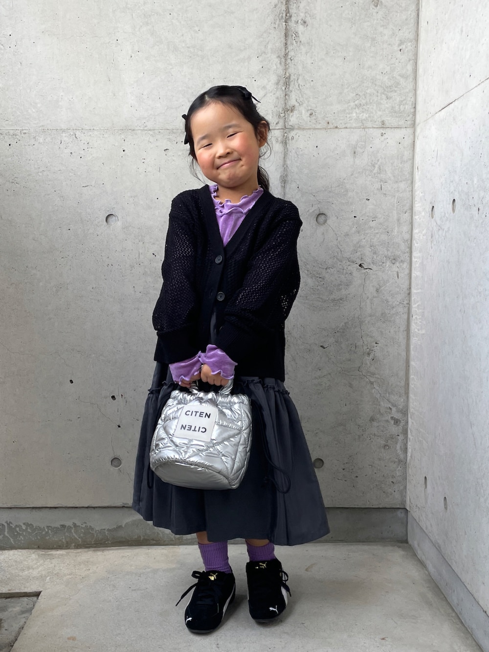 ブラック系のスニーカー、パープル系のTシャツ/カットソー、ブラック系のトップスを着用したキッズの春コーディネートの5枚目の写真