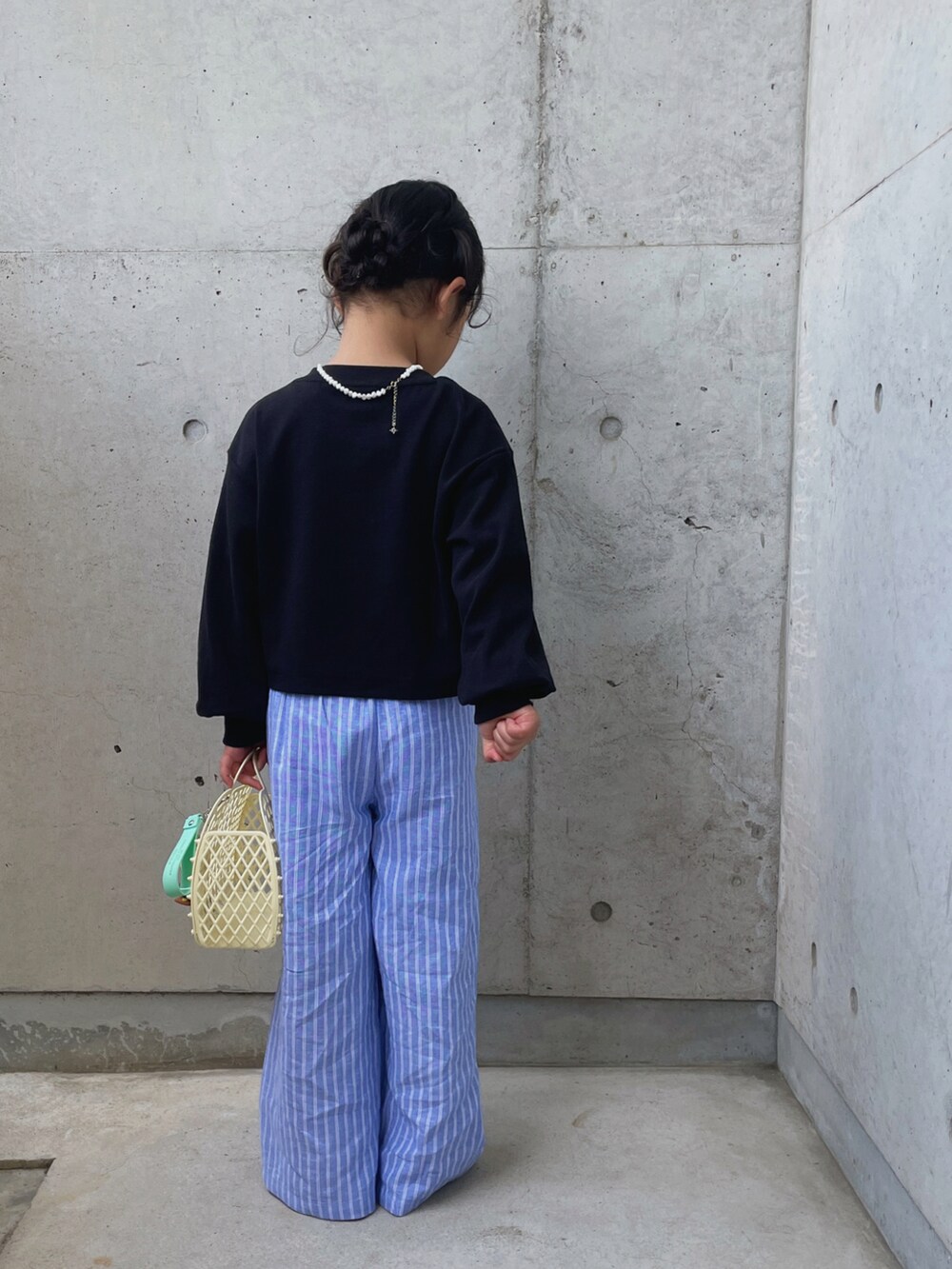 ホワイト系のバッグ、ブラック系のサンダル、ブラック系のカーディガン/ボレロを着用したキッズの春コーディネートの3枚目の写真