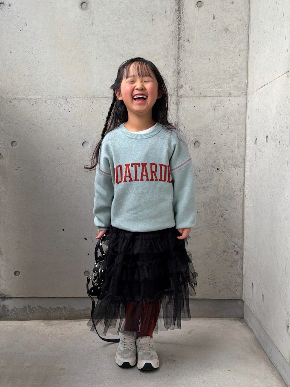 その他のボストンバッグ、グリーン系のニット/セーター、ブラック系のスカートを着用したキッズの冬コーディネートの5枚目の写真