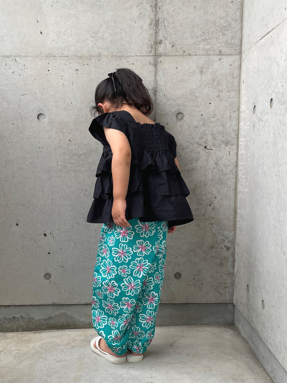 ブラック系のシャツ/ブラウス、グリーン系のその他パンツ、ホワイト系のサンダルを着用したキッズの夏コーディネートの4枚目の写真