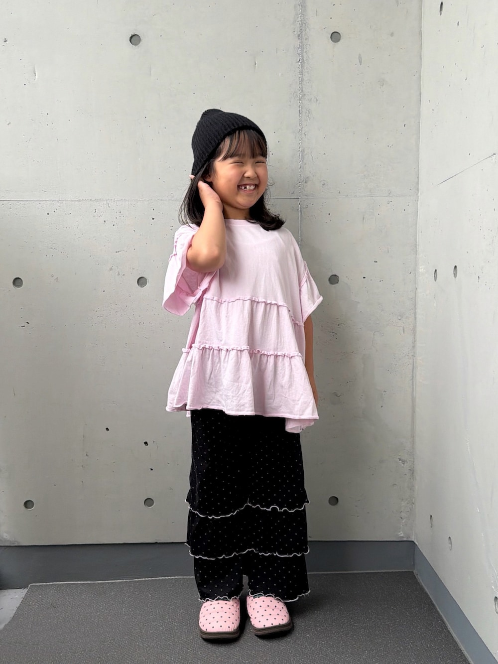 ピンク系のTシャツ/カットソー、ブラック系のその他パンツ、ピンク系のシューズを着用したキッズの秋コーディネートの5枚目の写真