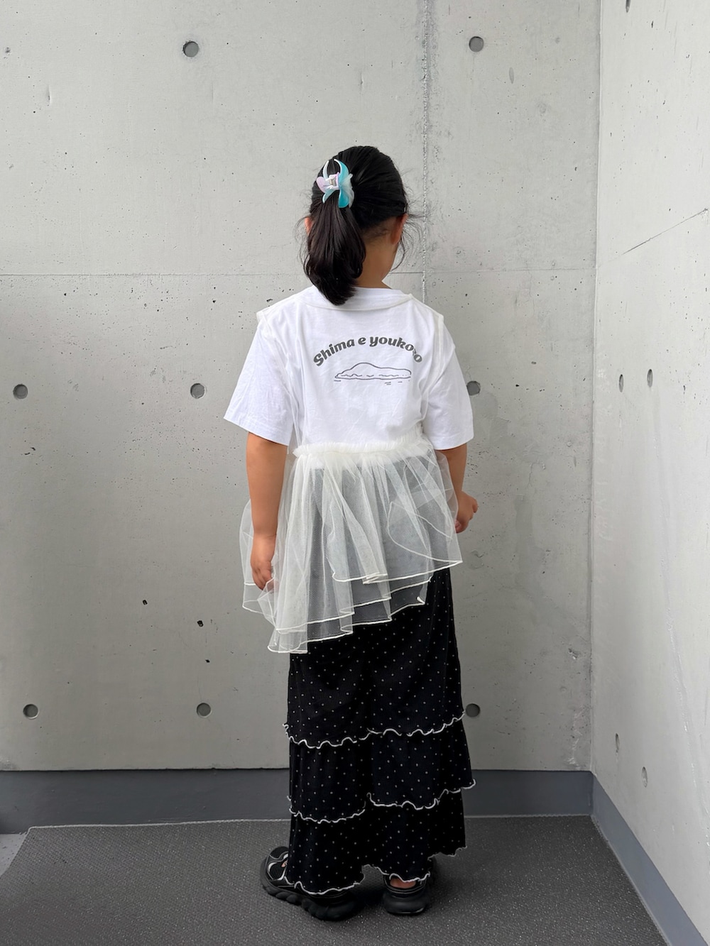 ホワイト系のTシャツ/カットソー、ブラック系のその他パンツ、ブラック系のサンダルを着用したキッズの秋コーディネートの3枚目の写真