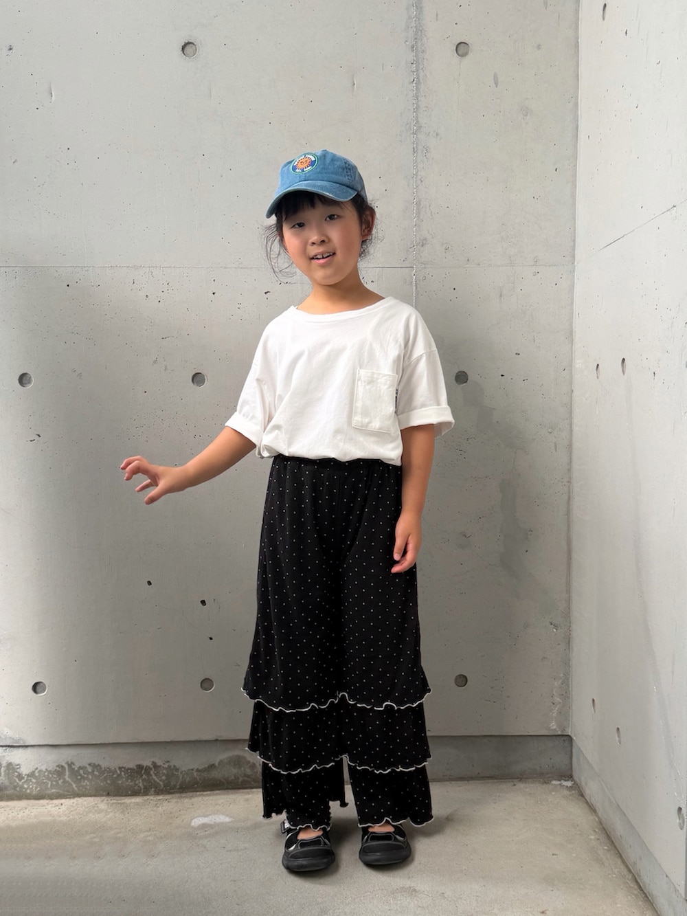 ホワイト系のTシャツ/カットソー、ブラック系のその他パンツ、ブラック系のサンダルを着用したキッズの夏コーディネートの3枚目の写真