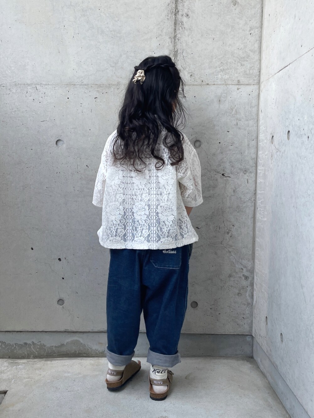 「デニムパンツ、シャツスタイル、タンクトップ、ボーダー、サンダル、キッズコーデ、レーストップス、着回しコーデ」｜「MILLERの【別注】＜Robert P. Miller＞タンクトップ 100-130cm（タンクトップ、ブラウン系）」を使った、ioooさん（キッズ・110cm）の春コーディネートの3枚目の写真