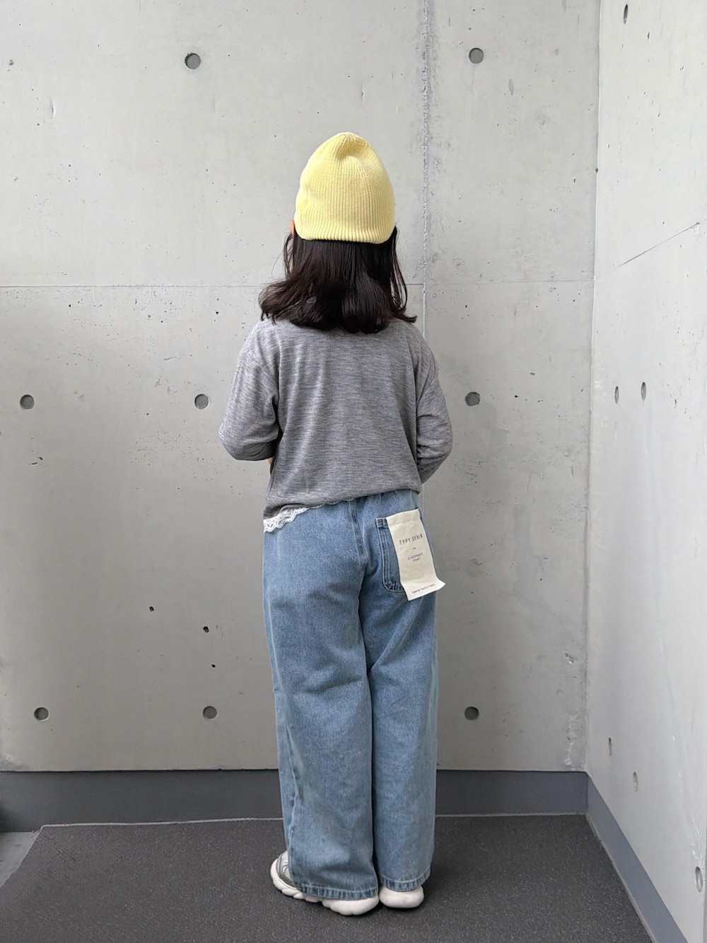 グレー系のTシャツ/カットソー、ブルー系のデニムパンツ、シルバー系のスニーカーを着用したキッズの秋コーディネートの3枚目の写真