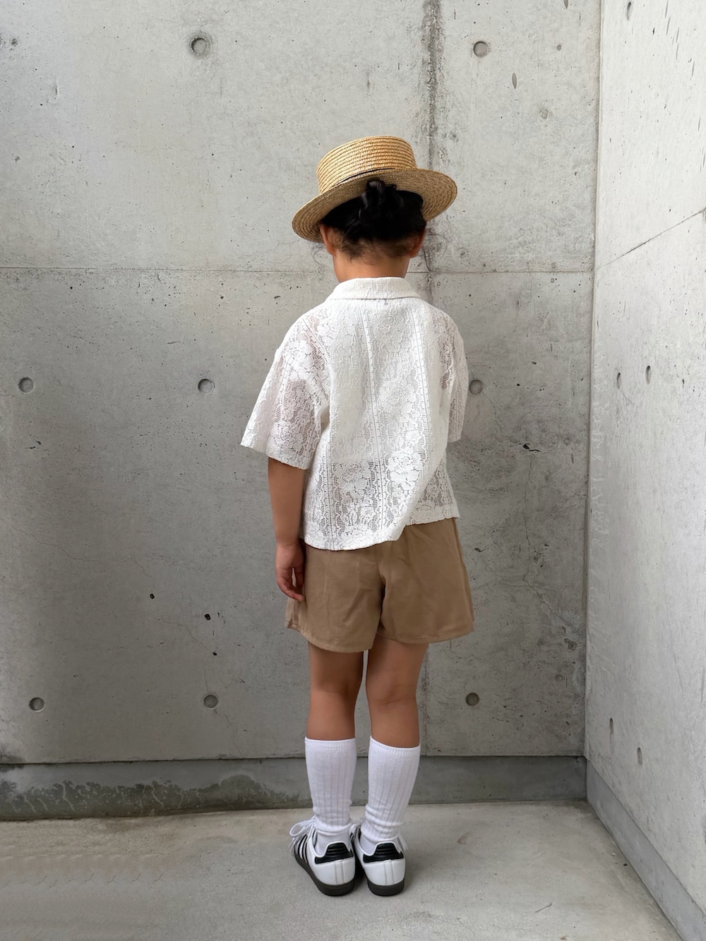 ホワイト系のスニーカー、ホワイト系のシャツ/ブラウス、ベージュ系のスカートを着用したキッズの夏コーディネートの4枚目の写真