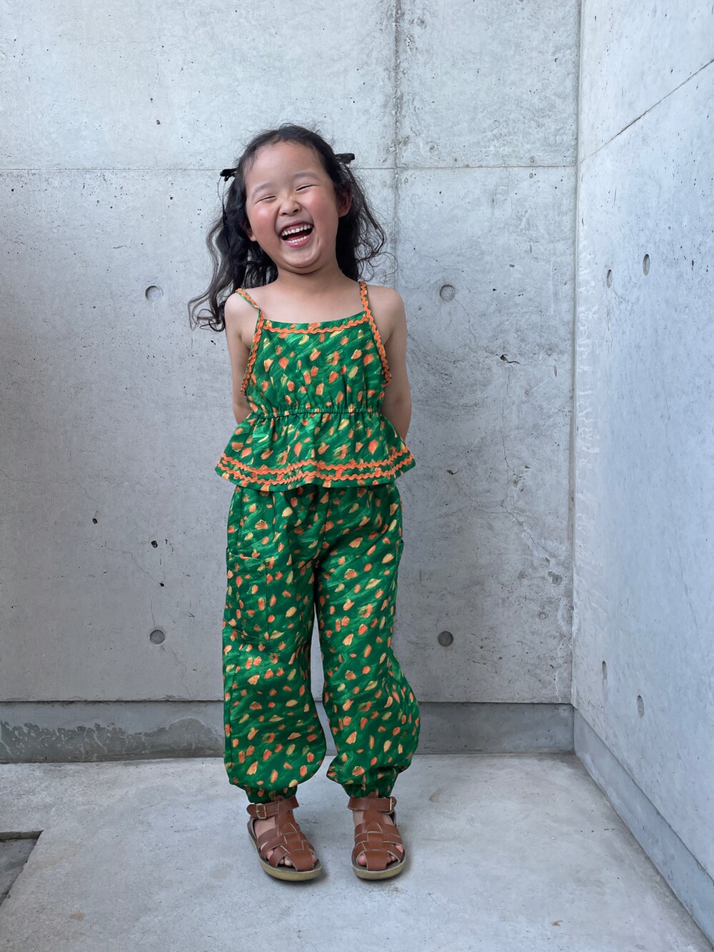 グリーン系のその他パンツ、ベージュ系のサンダル、グリーン系のキャミソールを着用したキッズの夏コーディネートの5枚目の写真