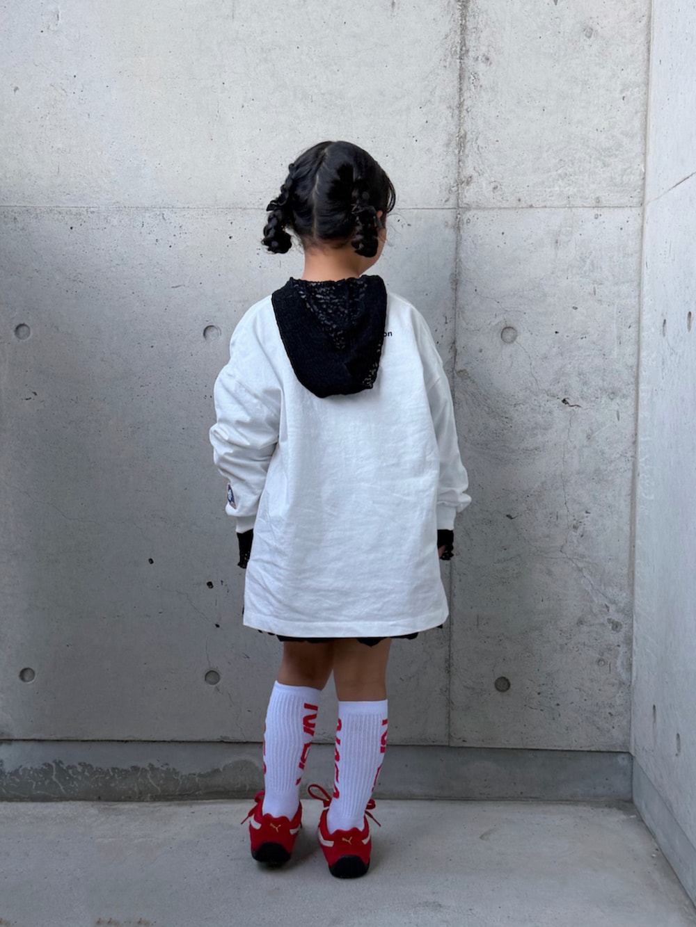 ブラック系のTシャツ/カットソー、ブラック系のスカート、ホワイト系のTシャツ/カットソーを着用したキッズの秋コーディネートの2枚目の写真