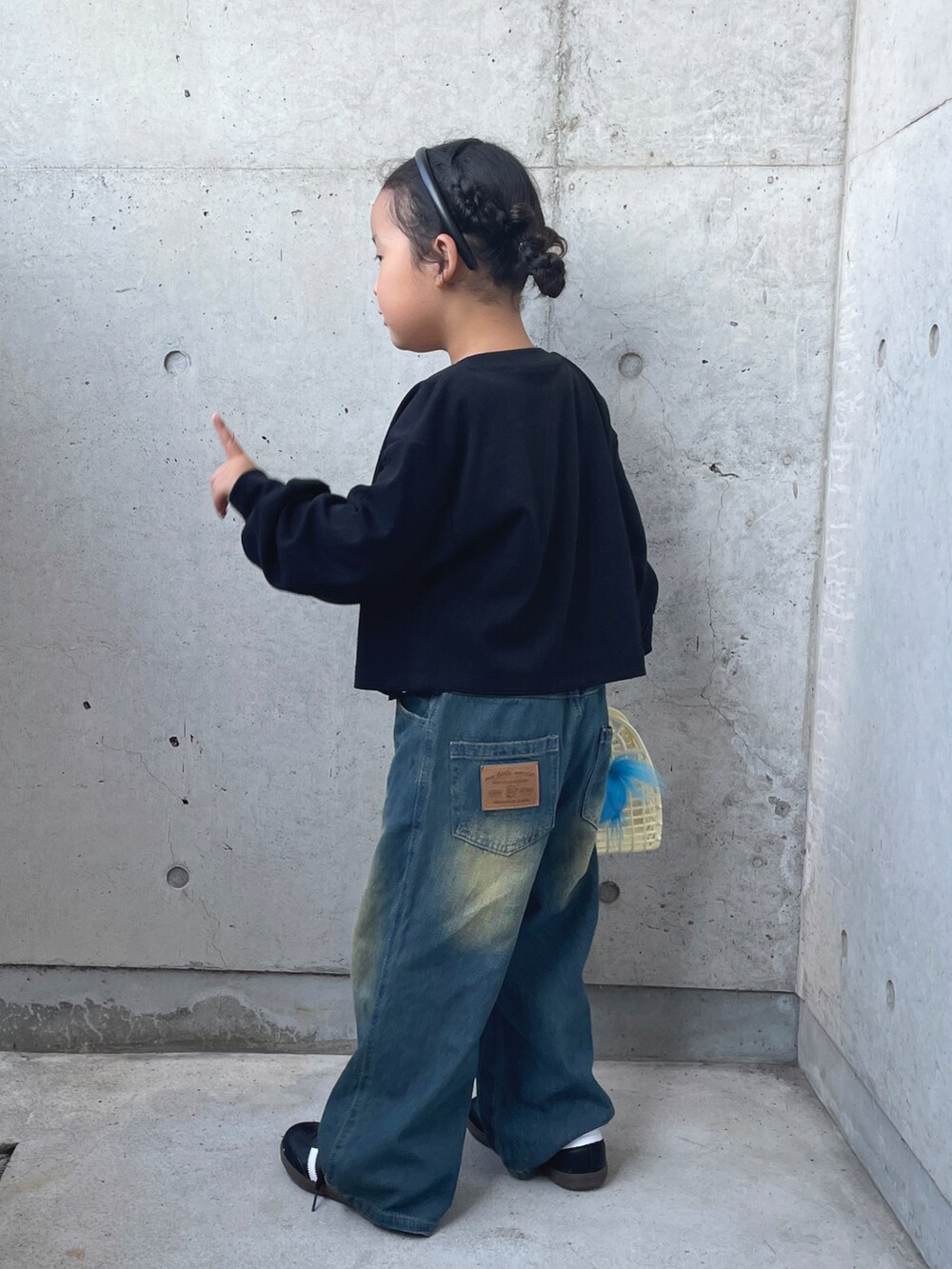 「カーディガン、秋コーデ、女の子、キッズコーデ、キッズファッション、ボーダー、デニムパンツ、スニーカー、カチューシャ、ヘアアレンジ、秋服準備はじめました、着回しコーデ」｜「Birthdayのアイテム（パンツ、ブルー系）」を使った、ioooさん（キッズ・110cm）の秋コーディネートの4枚目の写真