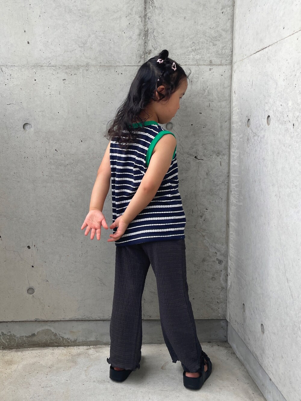 ブルー系のTシャツ/カットソー、グレー系のその他パンツ、ブラック系のサンダルを着用したキッズの夏コーディネートの2枚目の写真