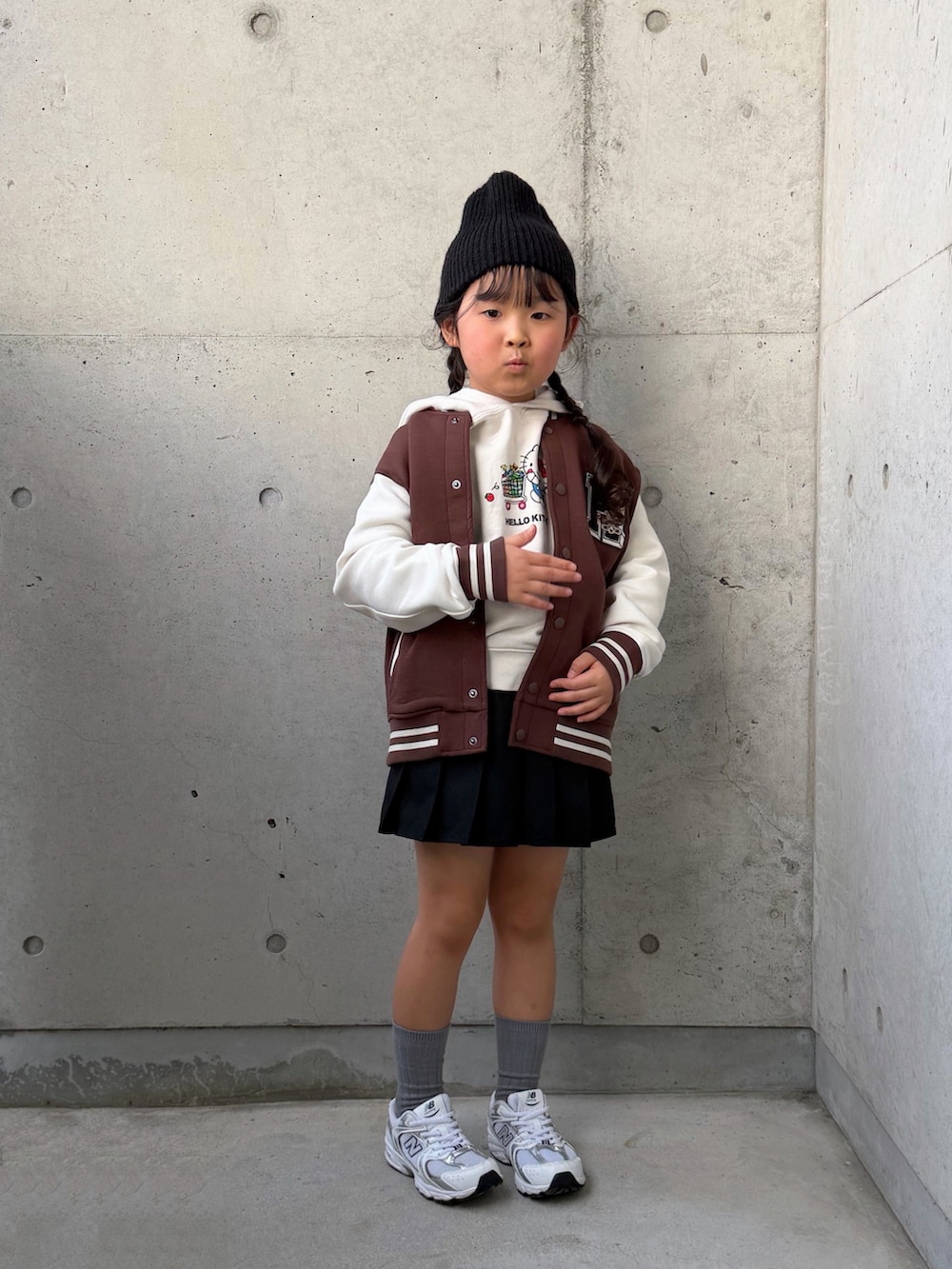 ホワイト系のスニーカー、ホワイト系のパーカー、ブラウン系のジャケット/アウターを着用したキッズの冬コーディネートの5枚目の写真