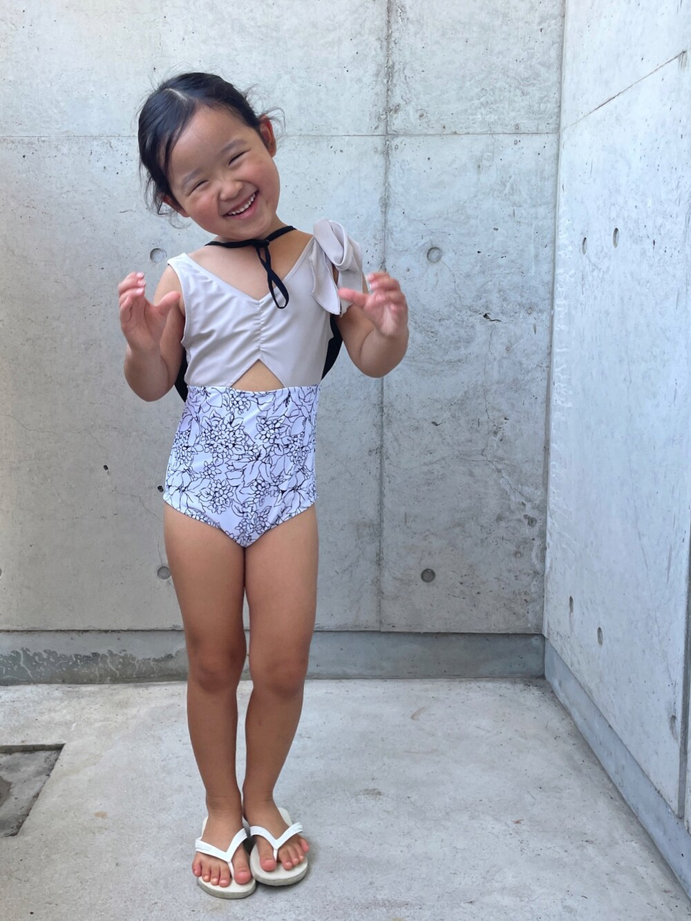 ホワイト系のサンダル、ブラック系のハット、ホワイト系の水着を着用したキッズの夏コーディネートの5枚目の写真