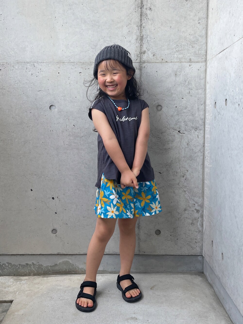 ブラック系のサンダル、ブルー系のその他パンツ、グレー系のニットキャップ/ビーニーを着用したキッズの春コーディネートの5枚目の写真