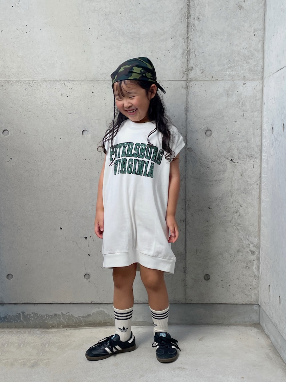 ブラック系のスニーカー、ホワイト系のワンピース、ブラック系のソックス/靴下を着用したキッズの夏コーディネートの4枚目の写真