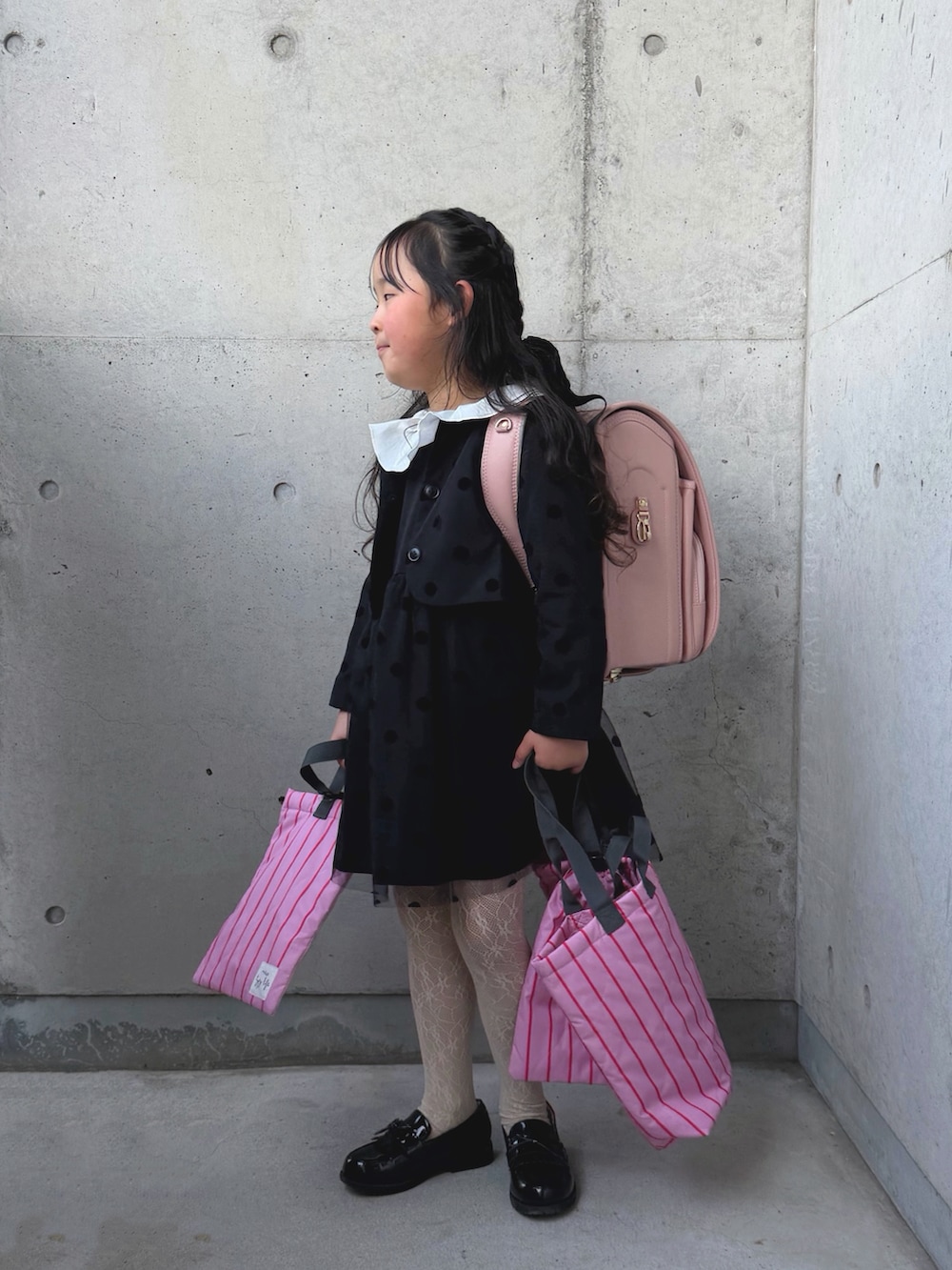 その他のローファー、ホワイト系のシャツ/ブラウス、ブラック系のワンピースを着用したキッズの冬コーディネートの3枚目の写真