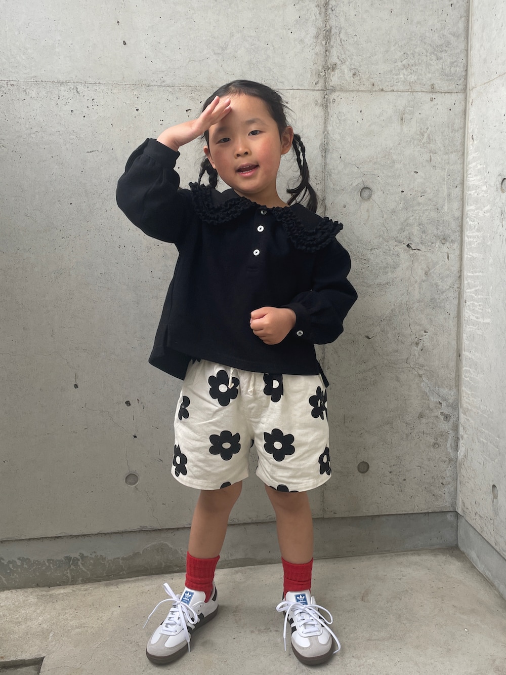 「春のおしゃ見えテクニック、春アウター、モノトーンコーデ、ブラックコーデ、ショートパンツ、5歳、ベスト、襟付きトップス、着回しコーデ、モノトーン、春休み、サンバ、花柄パンツ、春のNewスタイル」｜「LOWRYS FARMのフリルカラーポロシャツ　266080（ポロシャツ、ブラック系）」を使った、ioooさん（キッズ・110cm）の春コーディネートの5枚目の写真