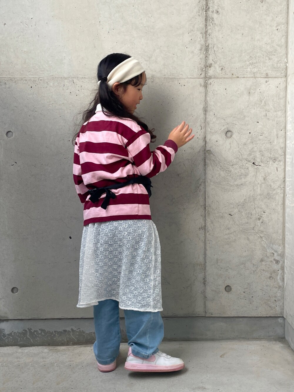 ブラック系のボディバッグ/ウエストポーチ、ピンク系のTシャツ/カットソー、ホワイト系のスニーカーを着用したキッズの秋コーディネートの5枚目の写真