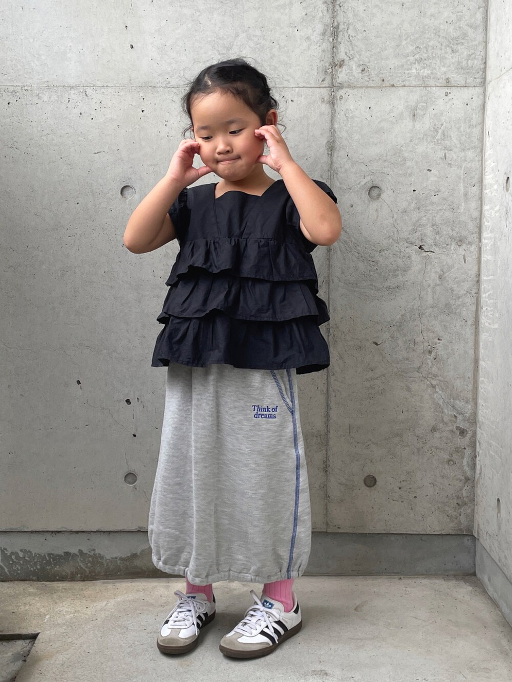ホワイト系のスニーカー、グレー系のスカート、ブラック系のシャツ/ブラウスを着用したキッズの秋コーディネートの5枚目の写真