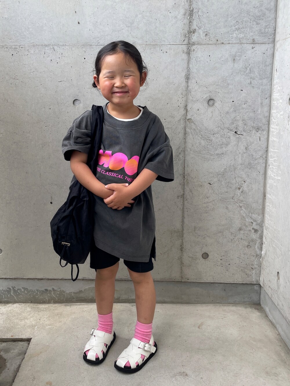 ホワイト系のサンダル、グレー系のTシャツ/カットソー、ブラック系のレギンス/スパッツを着用したキッズの春コーディネートの4枚目の写真